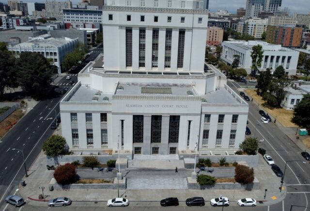 A polícia de Oakland enfrenta um problema raro após a partida do DNA: o suspeito é um gêmeo


