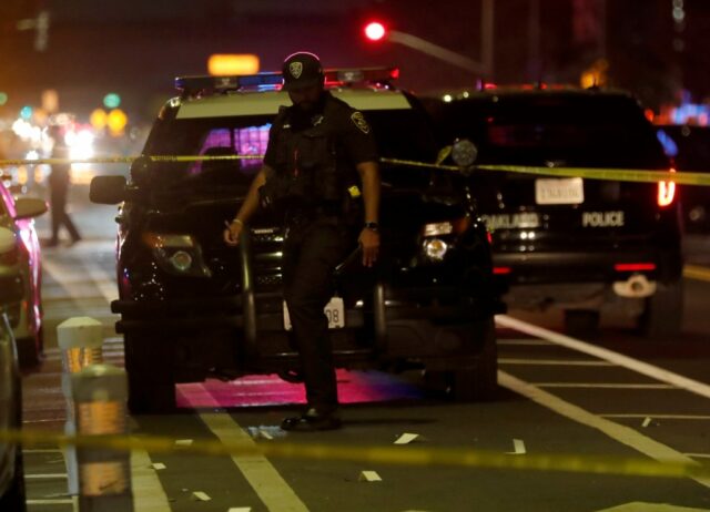 A polícia diz que os homens de Oakland planejaram um assalto em uma boate, mas foram frustrados pelo fato de sua vítima estar armada.



