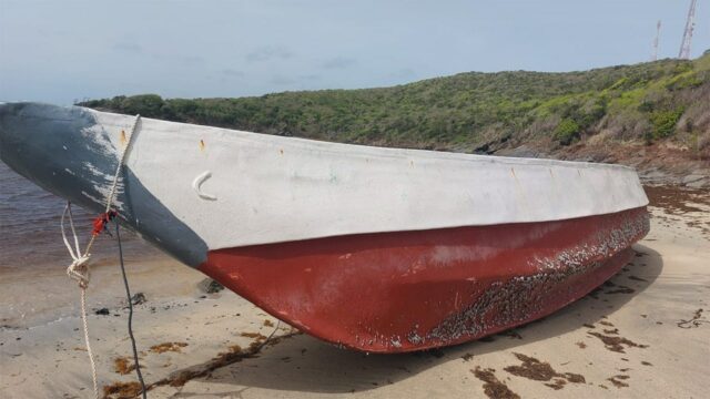 A polícia está investigando um navio com 11 corpos distribuídos lavados na costa no Caribe

