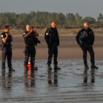 A polícia francesa recuou e viu quando famílias inteiras embalavam em um pequeno barco movimentado a caminho do canal para a Grã -Bretanha esta manhã