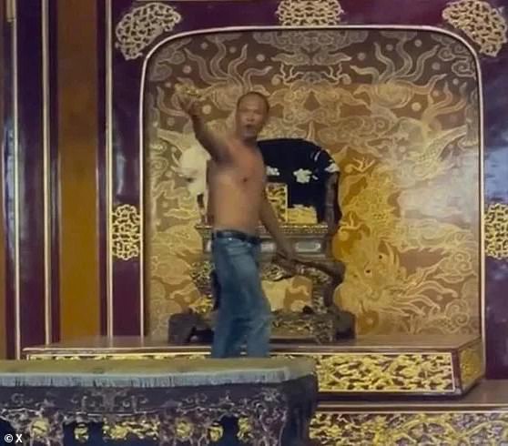 A polícia vietnamita depois que uma pessoa caiu em uma Homem, nomeado localmente como ele Van Phuong lá, 42 anos