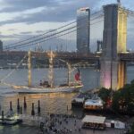 O navio foi visto em fotos assustadoras de precipitação com a ponte do Brooklyn, pouco antes das 21:00 na sexta à noite