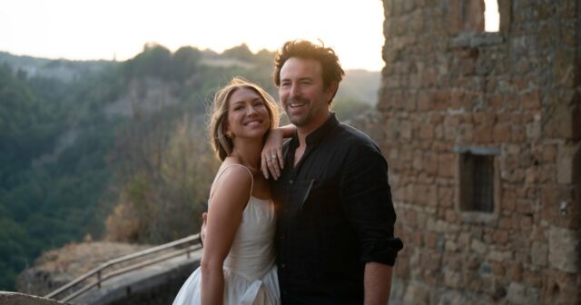 Outubro de 2022 Campo de milho Stassi Schroeder e Beau Clark Linha do tempo