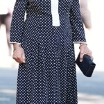 A rainha parecia real quando ela se apresentou em um elegante vestido maxi monocromático da Clare Clare Clare Clare, junto com saltos pretos confortáveis ​​e uma bolsa correspondente da embreagem