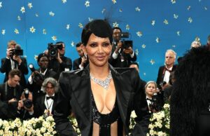 A região de publicação de Halle Berry, 58 anos, é exibida em um vestido claro durante o Met Gala em 2025. Halle Berry deixou os fãs do Met Gala 2025 horrorizados quando estavam no tapete vermelho em sua aparência mais impressionante, sem pó