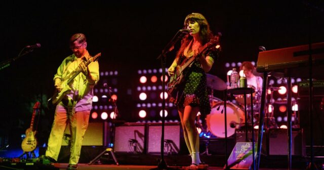 A reunião de Rilo Kiley é bem a tempo como o céu

