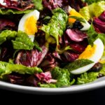 A salada romana colorida e crocante é uma ótima refeição.