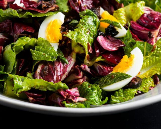 A salada romana colorida e crocante é uma ótima refeição.



