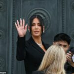 A celebridade americana Kim Kardashian (C) onda quando ele chega ao Tribunal de Justiça para um julgamento no tribunal, durante o qual ela testemunhou sobre o assalto em 2016, que registrou -o privado de milhões de jóias em Paris em Paris em Paris 13 de maio de 2025