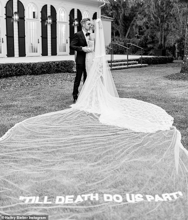 A tendência de casamento antiga da moda faz um retorno Quando Hailey Bieber disse a Justin Bieber