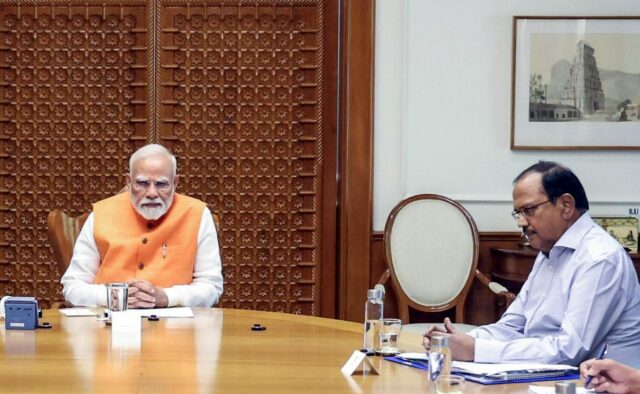 A tensão com o Paquistão cresceu, forçou o PM Modi a reagendar sua turnê européia de três nacionais.



