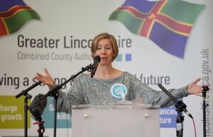 A verdade sobre o oponente que Andrea Jenkyns zombou de seu “sotaque sul -africano” Lincolnshire estava no centro do terremoto político de reforma deixado por Sir Keir Starmer e pelo Partido Trabalhista, que estava tremendo depois que Dame Andrea (na foto) venceu cada área do condado, com um total de 104 133 votos