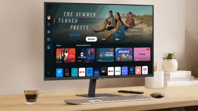 Samsung M5 Smart Monitor na área de trabalho