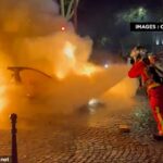 O carro hoje acendeu uma gangue de jovens depois de ir a fãs de futebol que comemoraram a vitória em Paris Saint-Germain sobre o Arsenal na capital francesa