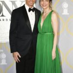 56 -Year -old Hugh Jackman aparece no palco e os fãs zumbem sobre o que isso significa para seu curioso romance de rock com Sutton Foster; (Veja em junho de 2024)