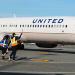 Aeroporto Internacional de São Francisco: Dois aviões da United Airlines tocam as pontas de asa uma da outra