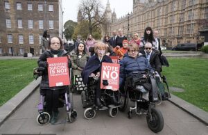 Aja em mortes moribundas economizaria milhões de libras de NHS por ano – e exceto por uma dúzia de pacientes por dia para tomar sua própria vida sob novas medidas, prevendo previsões do governo Pessoas com deficiência que são contra a morte assistida demonstrada fora das casas do Parlamento como o ato de morrer moribundo