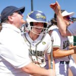 Os jogadores de Planty Hill-Alhambra cercam Hailey Powers (8) no prato de origem depois de ter atingido um Homerun. Alhambra derrotou San Leandro no sábado, 31 de maio de 2025, no Diablo Valley College, em Pleasant Hill (Joseph Dycus/Bay Area News Group) com 7: 6 na Divisão III da Seção da Costa Norte.