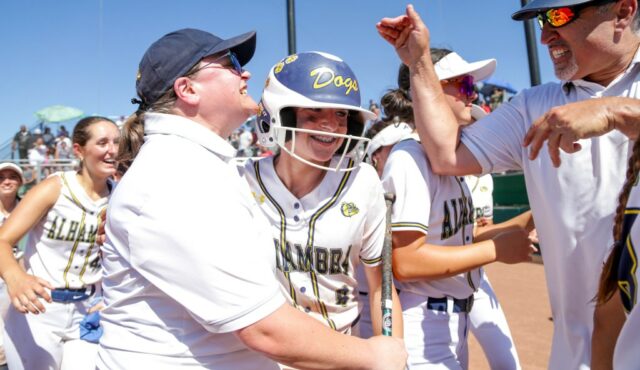 Os jogadores de Planty Hill-Alhambra cercam Hailey Powers (8) no prato de origem depois de ter atingido um Homerun. Alhambra derrotou San Leandro no sábado, 31 de maio de 2025, no Diablo Valley College, em Pleasant Hill (Joseph Dycus/Bay Area News Group) com 7: 6 na Divisão III da Seção da Costa Norte.