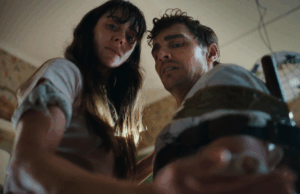 Alison Brie, Dave Franco e um trailer doentio para “Together” Alison Brie, Dave Franco e um trailer doentio para "Together"