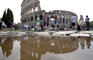 Americana escalada cerca de coliseu e se empala com pico Americana escalada cerca de coliseu e se empala com pico