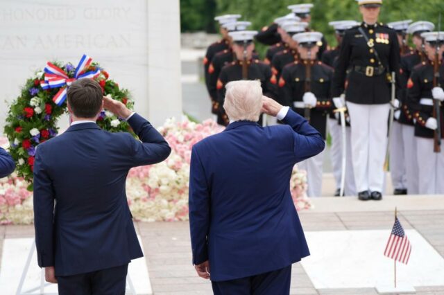 O presidente Donald Trump e o vice -presidente JD Vance Saudações durante a 157ª conformidade do National Memorial Day no cemitério nacional de Arlington na segunda -feira, 26 de maio de 2025, em Arlington, VA. (AP Photo/Jacquelyn Martin)