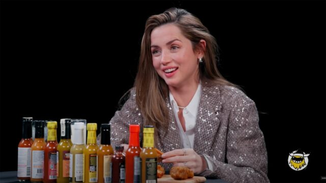 Ana de Armas Hot Ones está parcialmente rindo, em parte dor

