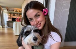 Ana de Armas revela que Romancing Tom Cruise. Ana de Armas acidentalmente deixou cair o grande guia que ela estava namorando Tom Cruise. Uma dica fofa podia ser vista em seu último post no Instagram, onde desejou ao cachorro Salsita feliz aniversário de 5 anos. Ana sentou -se em um tapete com seu forno na sala de estar com a cozinha atrás dela. Parecia estar em sua vasta casa US $ 7 milhões em Vermont