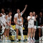 Janelle Salaun #13 das Valquírias do Golden State reage contra o New York Liberty no Barclays Center em 29 de maio de 2025 no Brooklyn Borough, da cidade de Nova York, depois de seu chute no primeiro tempo. (Foto da Elsa/Getty Images)