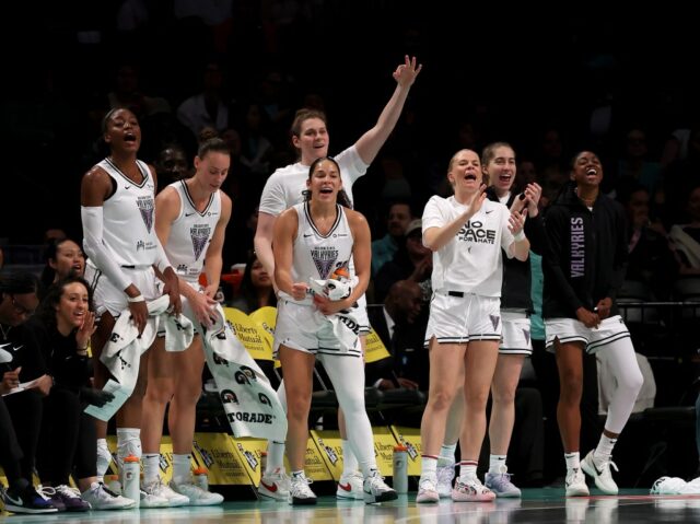 Janelle Salaun #13 das Valquírias do Golden State reage contra o New York Liberty no Barclays Center em 29 de maio de 2025 no Brooklyn Borough, da cidade de Nova York, depois de seu chute no primeiro tempo. (Foto da Elsa/Getty Images)
