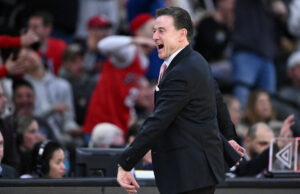 Analistas da NCAA selecionam a melhor fantasia começando cinco. AJ Dybantsa, Cameron Boozer e muito mais com Rick Pitino e Kelvin Sampson como treinadores fechar