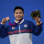 Ó Elaen, segunda -feira, 2 de outubro, reagiu com a medalha de bronze na cerimônia de premiação após o concurso de medalha de peso do Grupo A de 64 kg nos 19º Jogos Asiáticos em Hangzhou, na China.