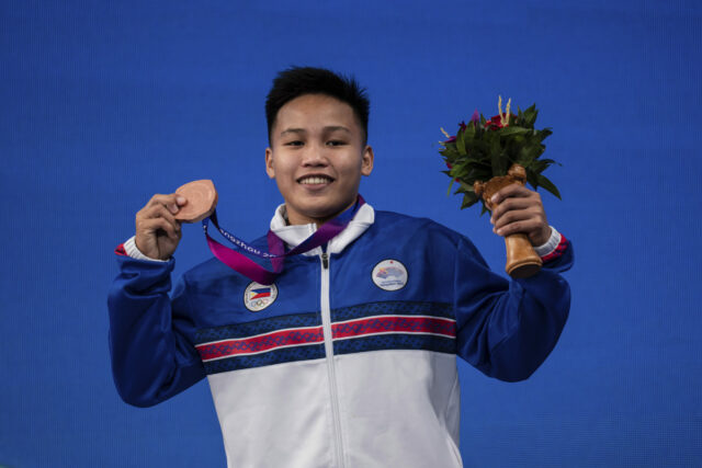 Ó Elaen, segunda -feira, 2 de outubro, reagiu com a medalha de bronze na cerimônia de premiação após o concurso de medalha de peso do Grupo A de 64 kg nos 19º Jogos Asiáticos em Hangzhou, na China.