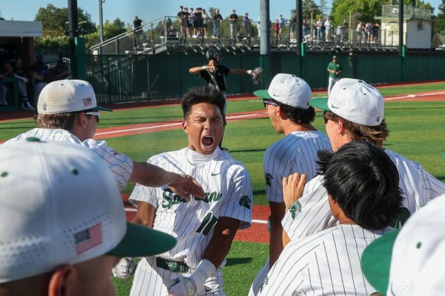 O Antonio Castro #10 de De La Salle sorri depois que ele conheceu seu segundo homerun contra o sopé nos playoffs semifinais da seção I North Coast I em 27 de maio de 2025 em Concord, Califórnia (grupo de notícias da área de Karl Mondon/Bay).