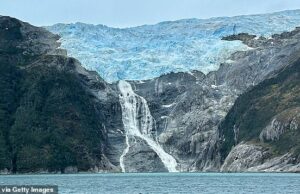 Aparelhas do chile para a costa antártica -tsunami reagético ocorrendo após um enorme terremoto de 7,5 graus Foto fotográfica mostra uma geleira no canal Beagle em South Magallanes e Antártica