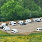 Pelo menos 10 veículos, incluindo sete caravanas e carros, se levantaram sobre o que aconteceu com o canteiro de obras em Blind Lane, perto de Petworth, em West Sussex