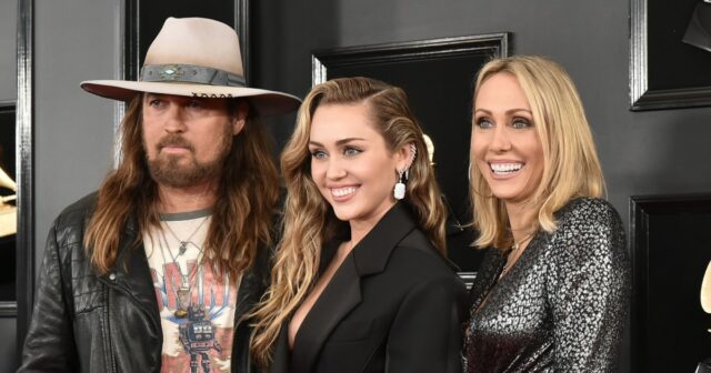 Miley Cyrus comenta publicamente sobre suas relações com seus pais.