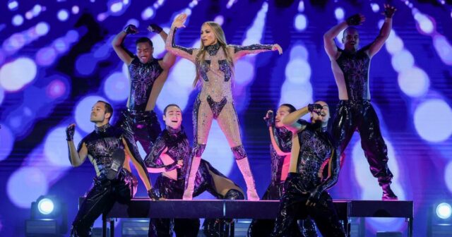 Após uma importante rotina de dança para abrir a AMA, Jennifer López anuncia uma residência em Las Vegas

