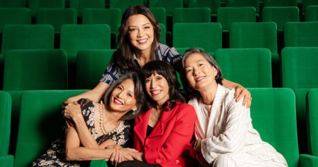 Tamlyn Tomita, Lauren Tom, Ming-N Wen e Rosalind Chao durante uma entrevista com Richard Lui.