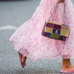As mulheres de Londres carregam esse surpreendente estilo de sapato da praia para as ruas da cidade