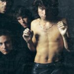 As portas aos 60 anos: membros sobreviventes e fãs famosos quebram a grandeza da banda icônica do