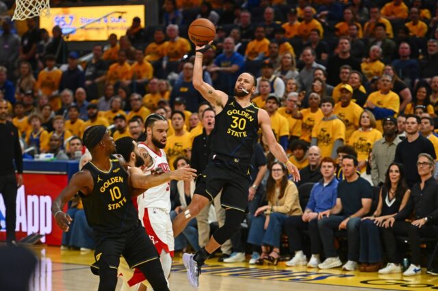 Assistindo Warriors-Rockets Game 7



