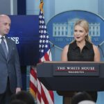 A secretária de imprensa da Casa Branca, Karoline Leavitt, com o vice -chefe de gabinete da Casa Branca, Stephen Miller, fala durante um briefing da imprensa na Casa Branca,