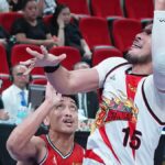 June Mar Fajardo (nº 15) produz 17 pontos e 13 rebotes para Beermen em tempo limitado. —AGUTA DELA CRUZ