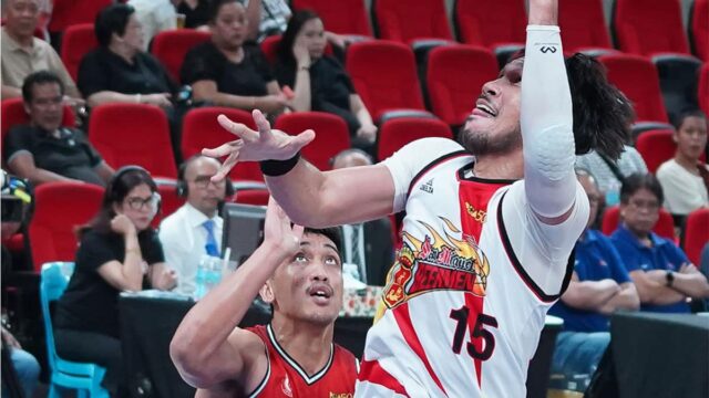 June Mar Fajardo (nº 15) produz 17 pontos e 13 rebotes para Beermen em tempo limitado. —AGUTA DELA CRUZ