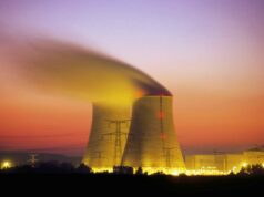 Blue Energy levanta US$ 380 milhões para construir reatores nucleares em escala de rede em estaleiros Nuclear power plant cooling towers emit steam at dusk.