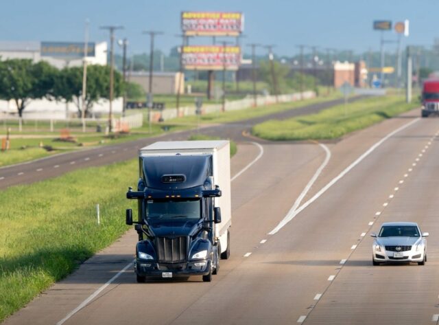 Aurora apresenta caminhões autônomos comerciais no Texas




