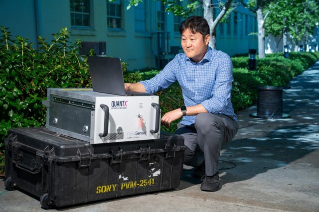 Um terremoto de 3,9 magnitude nas colinas de East Bay, perto de Dublin. A linha vermelha é o caminho aproximado da fibra usada no experimento de gravação acústica distribuída do Laboratório Nacional de Lawrence Livermore.