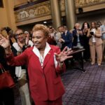 A recém -eleita prefeita de Oakland Barbara Lee fala depois que ela jurou na terça -feira, 19 de maio de 2025, na prefeitura de Oakland, Califórnia, 19 de maio (Dai Sugano/Bay Area)