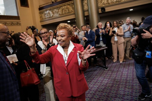 A recém -eleita prefeita de Oakland Barbara Lee fala depois que ela jurou na terça -feira, 19 de maio de 2025, na prefeitura de Oakland, Califórnia, 19 de maio (Dai Sugano/Bay Area)